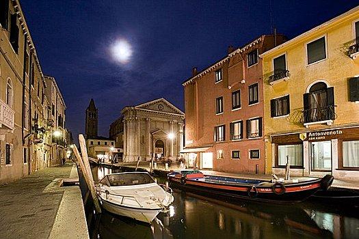 威尼斯轮船进城夜景（威尼斯特色船）